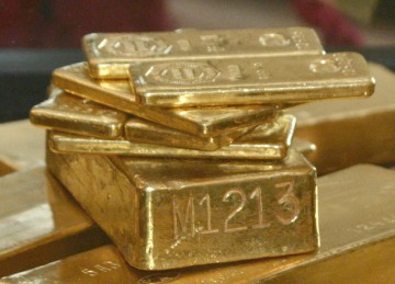 Dolarii şi aurul, ţinta investitorilor după aprecierea record a francului